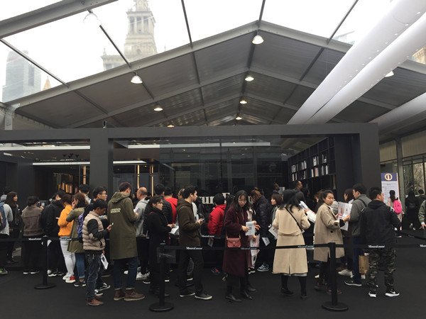 VIP排隊掃碼進(jìn)場區(qū)