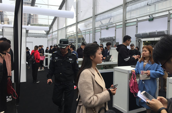 觀眾排隊掃碼進(jìn)場區(qū)無線wifi租賃覆蓋