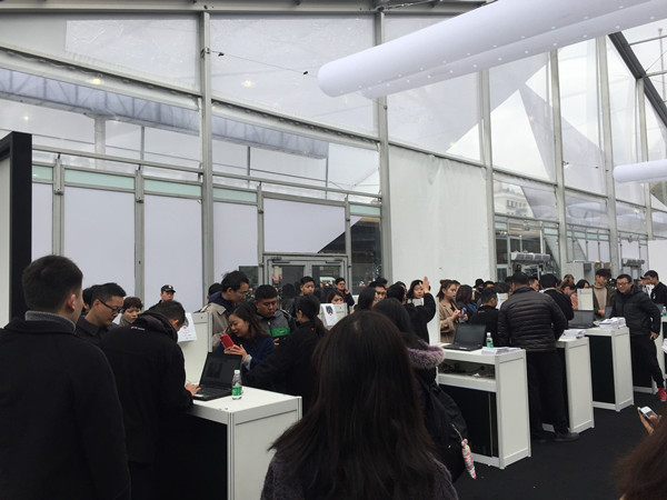 觀眾排隊掃碼進(jìn)場區(qū)無線wifi租賃覆蓋