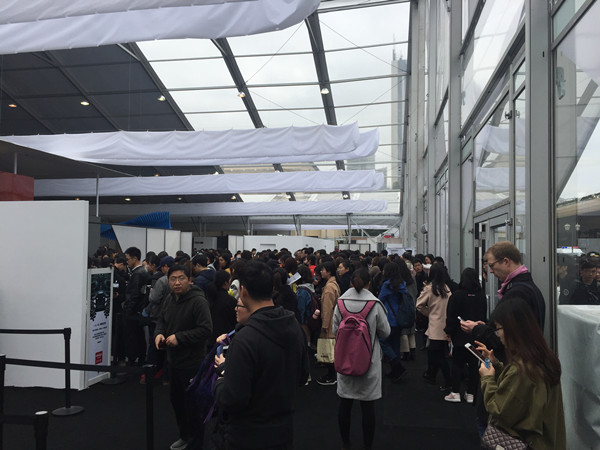 觀眾排隊掃碼進(jìn)場區(qū)無線wifi租賃覆蓋